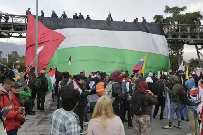 Centenares protestan en Bogotá en rechazo a la relación del nuevo Gobierno con Israel
